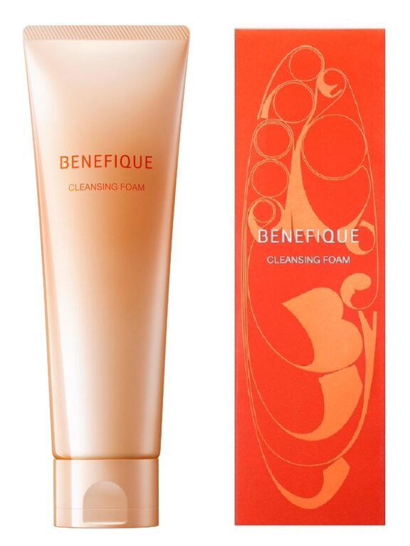 洗顔を次のスキンケアにつなぐための準備時間へ。 〈資生堂〉の研究を背景に生まれた、〈ベネフィーク〉のブースター洗浄料。 | 「クレンジングフォーム」は、高い弾力性をもつ「もち泡ネット成分」を配合した濃密な泡が特徴。