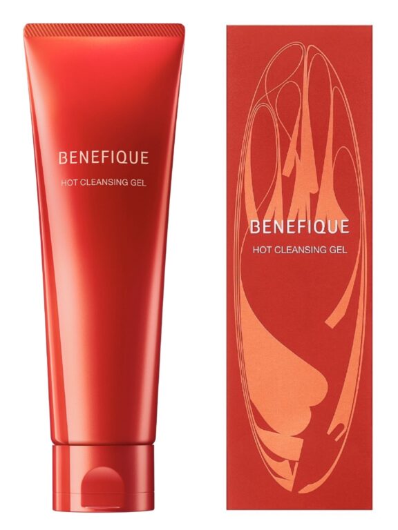 洗顔を次のスキンケアにつなぐための準備時間へ。 〈資生堂〉の研究を背景に生まれた、〈ベネフィーク〉のブースター洗浄料。 | 汚れをきちんと落としつつ、洗い上がりはしっとりとやさしい「ホットクレンジングジェル」。