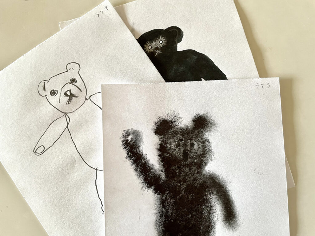 菓子研究家・福田里香さんとイラストレーター・塩川いづみさんが語る、クッキー缶の楽しみ。 | 塩川さんによる、くまのラフ案。写真手前の霧に包まれたような輪郭のくまは、二人のお気に入りとのこと。