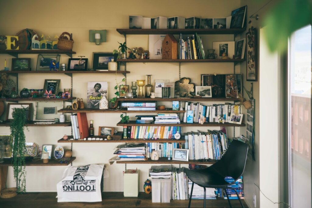 自分史を詰め込むための古くて大きな部屋。卯月えまさんが住む築55年の家。 | 20代の頃から世界中を旅してきた。それぞれの国の思い出の品が並ぶ棚を、リビングのソファに座り、毎日眺める。