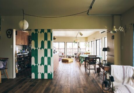 自分史を詰め込むための古くて大きな部屋。卯月えまさんが住む築55年の家。 | リビング、ダイニング、キッチン、寝室までがひとつの空間になった、卯月えまさんの家。モロッコの〈Popham Design〉のタイルを用いた壁柱がアクセント。 自分史を詰め込むための古くて大きな部屋。卯月えまさんが住む築55年の家。 | リビング、ダイニング、キッチン、寝室までがひとつの空間になった、卯月えまさんの家。モロッコの〈Popham Design〉のタイルを用いた壁柱がアクセント。