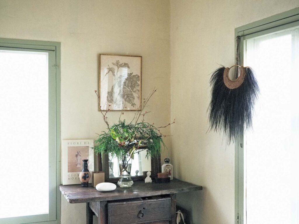 植物の存在を喜ぶ。フラワースタイリスト・平井かずみさんに聞いた、心地よく過ごすための空間づくり。 | 2階のデスクにも枝ものをガラス花器に入れて飾っている。2か月程度楽しめる枝ものに、季節の移り変わりを感じる。