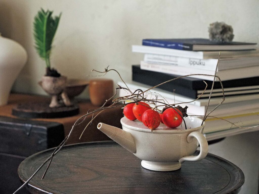 植物の存在を喜ぶ。フラワースタイリスト・平井かずみさんに聞いた、心地よく過ごすための空間づくり。 | 実ものは器や皿に転がしておくだけでもかわいい。鮮やかな色彩は、インテリアの差し色にもなる。奥は根付きのソテツ。