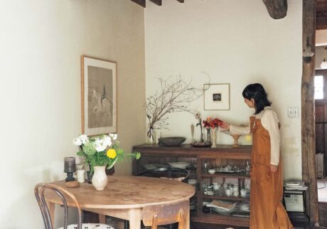 植物の存在を喜ぶ。フラワースタイリスト・平井かずみさんに聞いた、心地よく過ごすための空間づくり。 | ヨーロッパの古民家のような平井さんの自宅。テーブルの上には料理の邪魔をしないよう匂いの少ない季節の花を飾る。