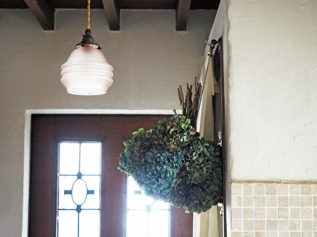 植物の存在を喜ぶ。フラワースタイリスト・平井かずみさんに聞いた、心地よく過ごすための空間づくり。 | 滅多にドライはしないが、このアジサイは友人からの贈り物。その気持ちを大切にしたいと、長く手元に置けるようにした。