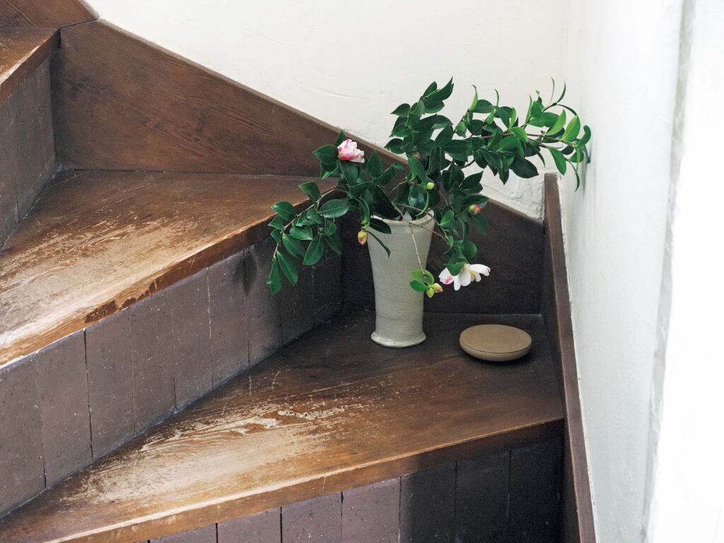 植物の存在を喜ぶ。フラワースタイリスト・平井かずみさんに聞いた、心地よく過ごすための空間づくり。 | 階段のデッドスペースも花生けのスペースになる。水替えの際に掃除もでき、平井さんはそれを花掃除と呼んでいる。