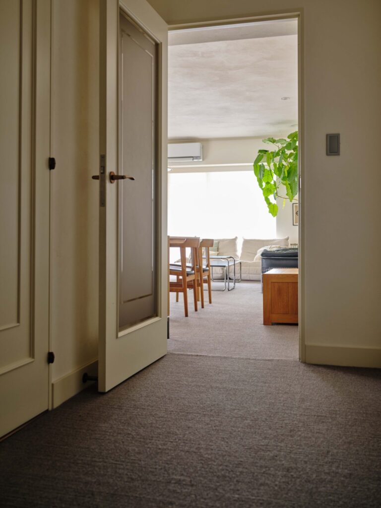 肌触りの良さを楽しむ。不動産会社代表・足立 淳さんに聞いた、心地よく過ごすための空間づくり。