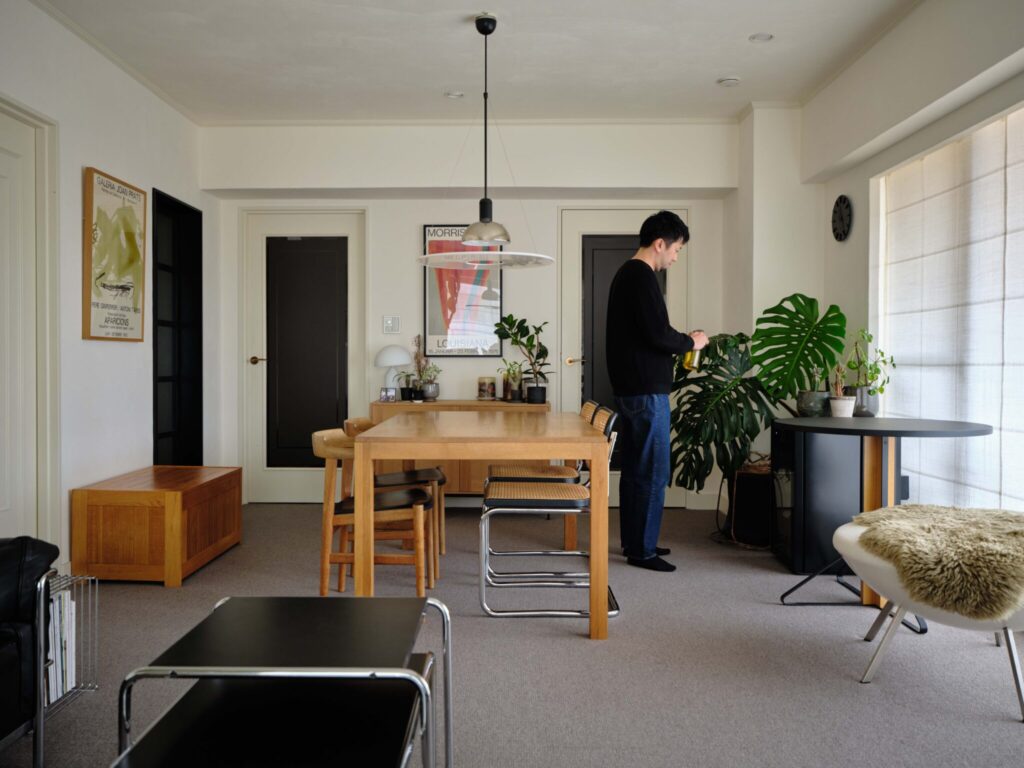 肌触りの良さを楽しむ。不動産会社代表・足立 淳さんに聞いた、心地よく過ごすための空間づくり。 | 冬でもルームシューズなしで過ごす。カーペット自体が暖かさを含んでいるので、靴下のみでも寒さは感じない。