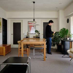 肌触りの良さを楽しむ。不動産会社代表・足立 淳さんに聞いた、心地よく過ごすための空間づくり。 | 冬でもルームシューズなしで過ごす。カーペット自体が暖かさを含んでいるので、靴下のみでも寒さは感じない。