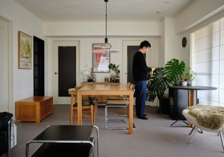 肌触りの良さを楽しむ。不動産会社代表・足立 淳さんに聞いた、心地よく過ごすための空間づくり。 | 冬でもルームシューズなしで過ごす。カーペット自体が暖かさを含んでいるので、靴下のみでも寒さは感じない。