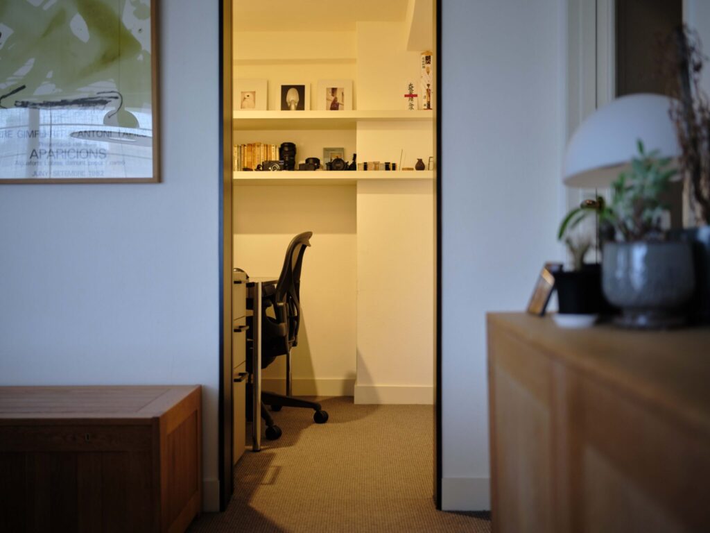 肌触りの良さを楽しむ。不動産会社代表・足立 淳さんに聞いた、心地よく過ごすための空間づくり。 | リビングとつながる足立さんの書斎も同じ素材で統一。麻とウールが混合されたベルギーのブランドのもの。