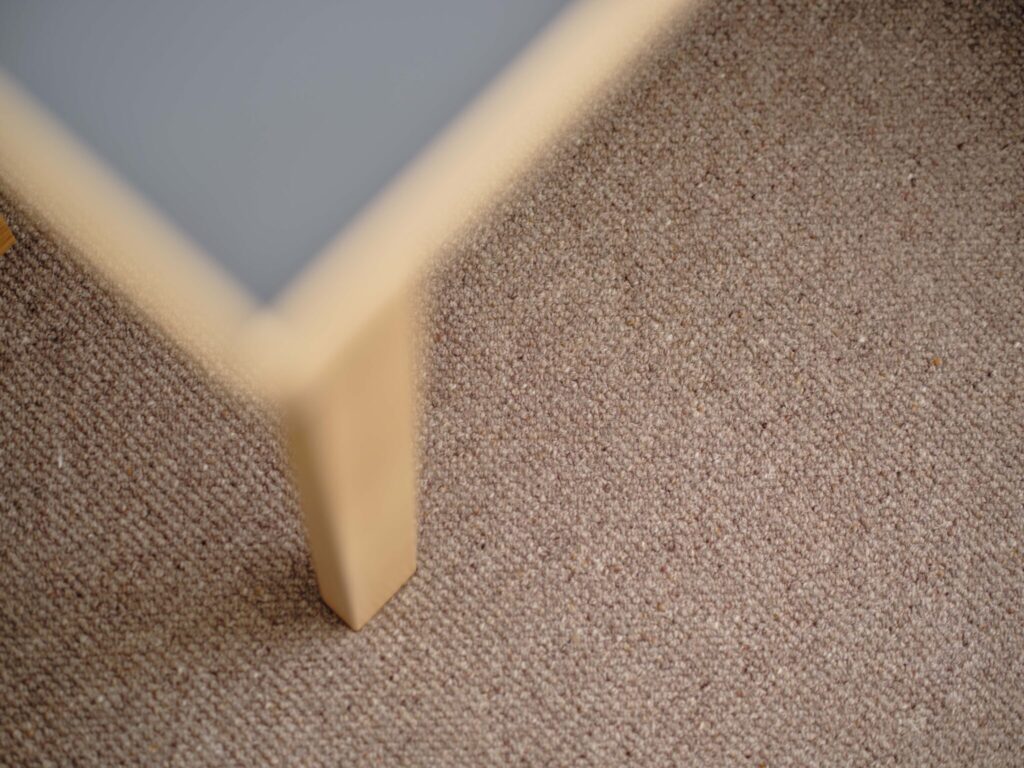 肌触りの良さを楽しむ。不動産会社代表・足立 淳さんに聞いた、心地よく過ごすための空間づくり。 | 色みが薄いと汚れが気になりやすいので、ブラウンやグレーといったある程度、濃いめの色を選ぶのもポイント。