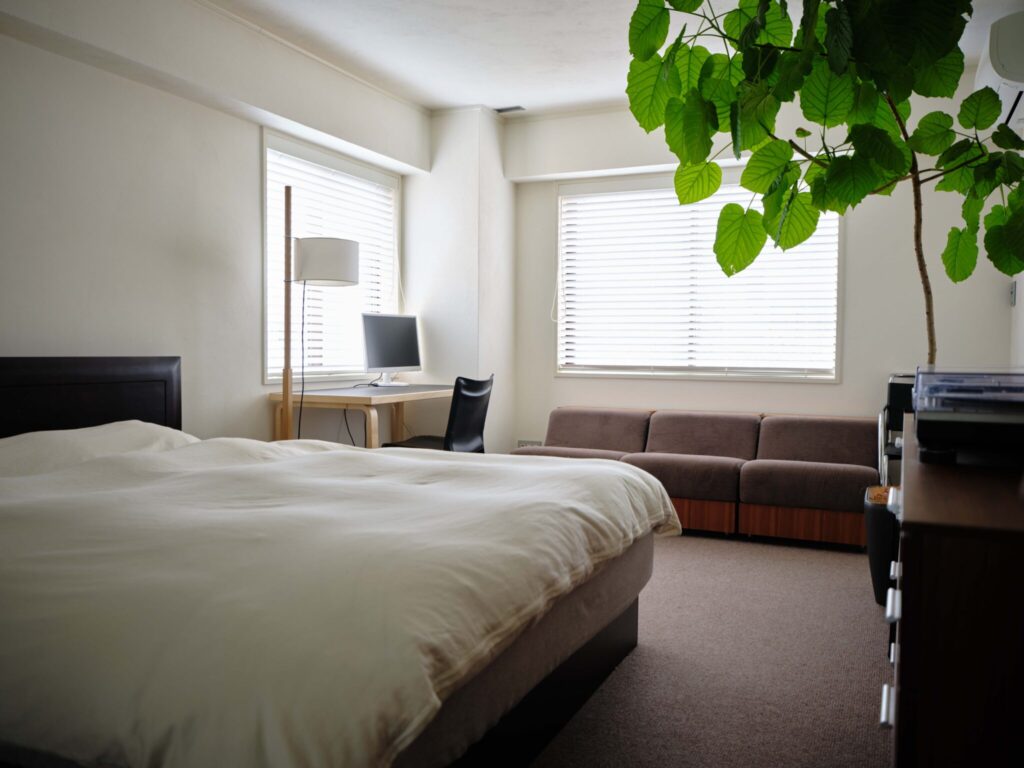 肌触りの良さを楽しむ。不動産会社代表・足立 淳さんに聞いた、心地よく過ごすための空間づくり。 | 寝室に使っているのはウール100％。毛足は長くないが、厚みがあるので、ふわりとした感触を楽しめる。