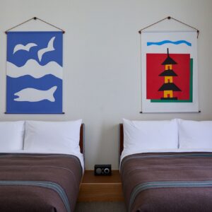 【会員限定プレゼント】最新号「京都、ローカルガイド」。京都・烏丸御池『エースホテル京都』の宿泊券 (1泊1室) を1名に。 | 客室すべてに染色家・柚木沙弥郎さんの作品が飾られている。写真の客室は「スタンダードツイン」。