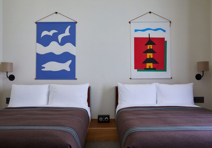 【会員限定プレゼント】最新号「京都、ローカルガイド」。京都・烏丸御池『エースホテル京都』の宿泊券 (1泊1室) を1名に。 | 客室すべてに染色家・柚木沙弥郎さんの作品が飾られている。写真の客室は「スタンダードツイン」。