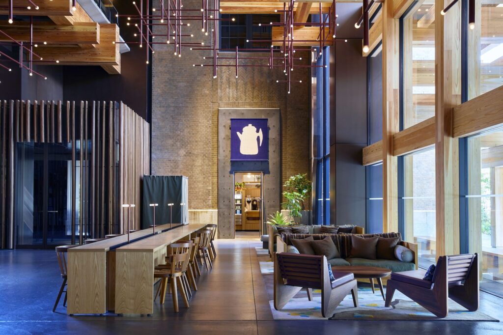 Ace Hotel Kyoto | 開放感あふれるロビー。奥には、染色家・柚木沙弥郎さんの作品が印象的に飾られている。photo:Yoshihiro Makino Ace Hotel Kyoto | 開放感あふれるロビー。奥には、染色家・柚木沙弥郎さんの作品が印象的に飾られている。photo:Yoshihiro Makino