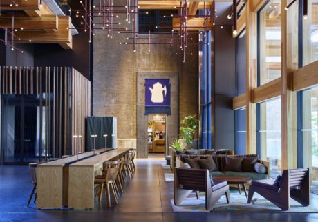 Ace Hotel Kyoto | 開放感あふれるロビー。奥には、染色家・柚木沙弥郎さんの作品が印象的に飾られている。photo:Yoshihiro Makino