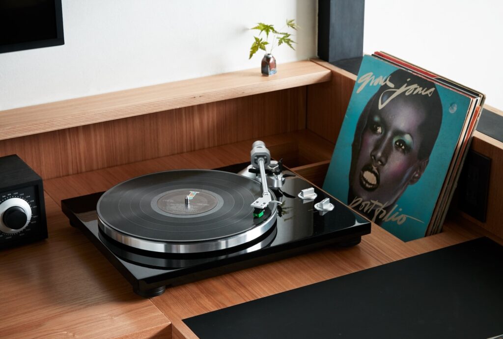 エースホテル | レコードプレーヤーがある客室も。部屋で心地よく音楽が聴けるよう、スピーカーなどにもこだわっている。 エースホテル | レコードプレーヤーがある客室も。部屋で心地よく音楽が聴けるよう、スピーカーなどにもこだわっている。