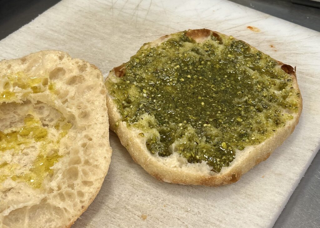 ピスタチオペーストはこんなふうにたっぷり塗る。 サンドイッチ 川村明子