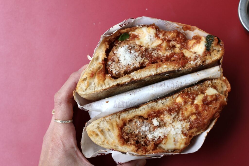 おばあさんのレシピを使ったポルペッタサンド。トマトソースがけミートボールが袋状のパンに入ってるって、初めてで、新鮮だった。 川村明子 サンドイッチ