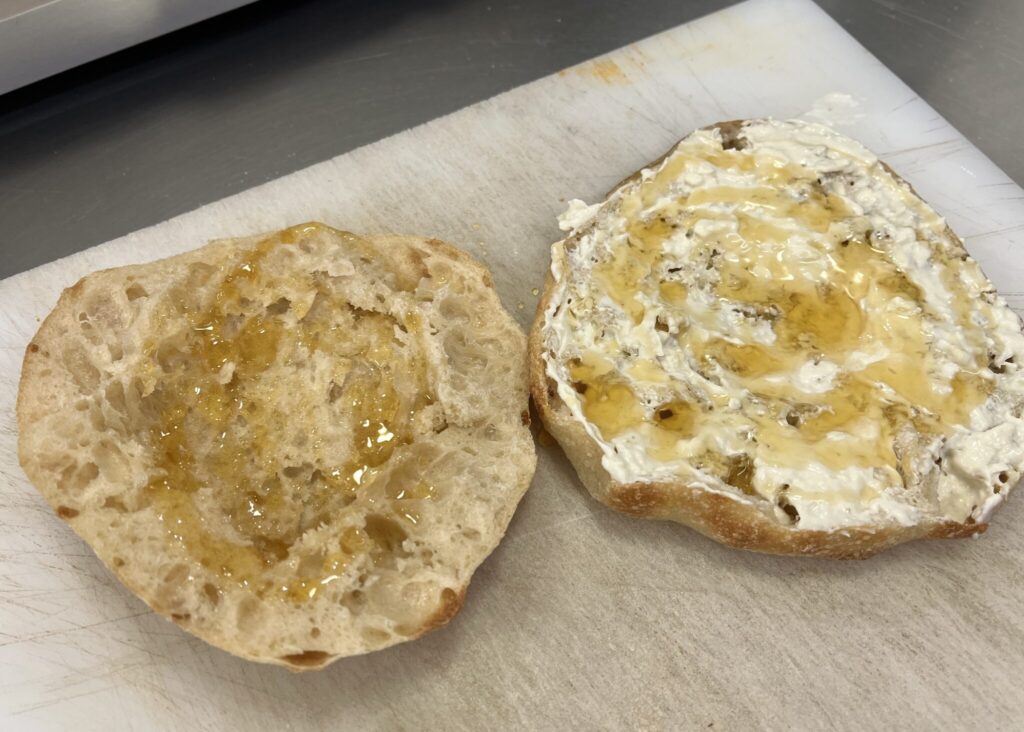 ここで、コッパサンドの作り方を紹介します。ステップ１、まずゴルゴンゾーラとハチミツ。 川村明子 サンドイッチ | ここで、コッパ（豚の生ハム）サンドの作り方を紹介します。ステップ１、まずゴルゴンゾーラとハチミツ。