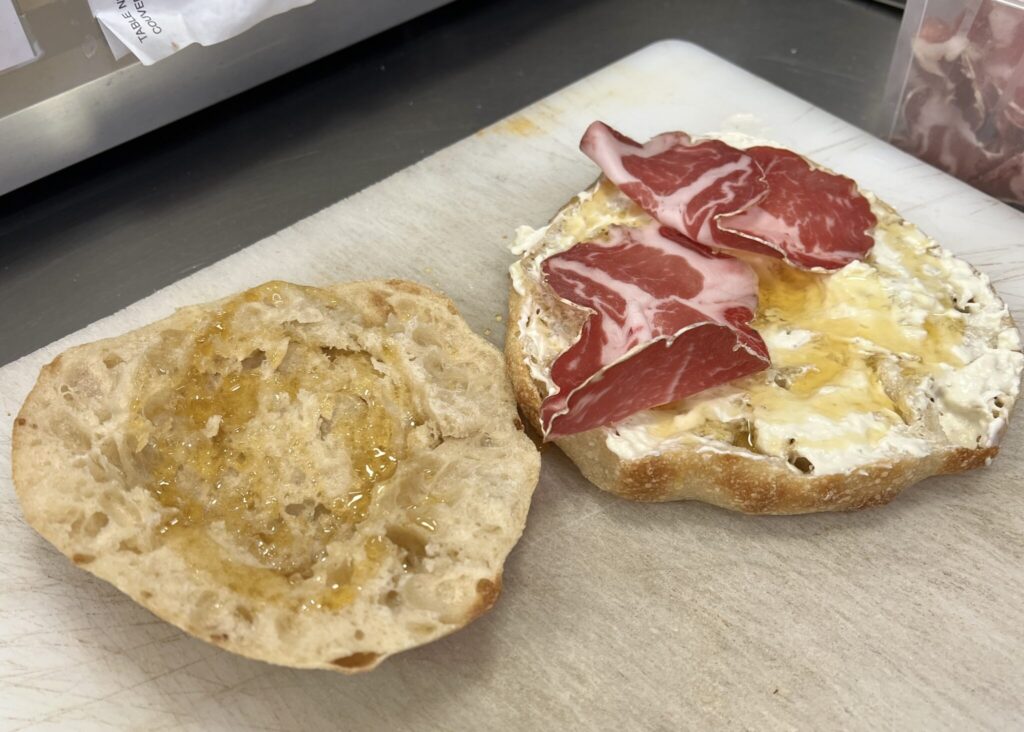 ステップ２。そこにコッパ をのせて……。川村明子 サンドイッチ | ステップ２。そこにコッパをのせて......。