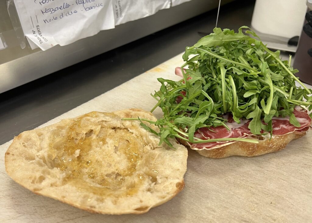 ルッコラをたっぷり。この上に、栗のかけらを散らす。 川村明子 サンドイッチ | ルッコラをたっぷり。この上に、栗のかけらを散らす。