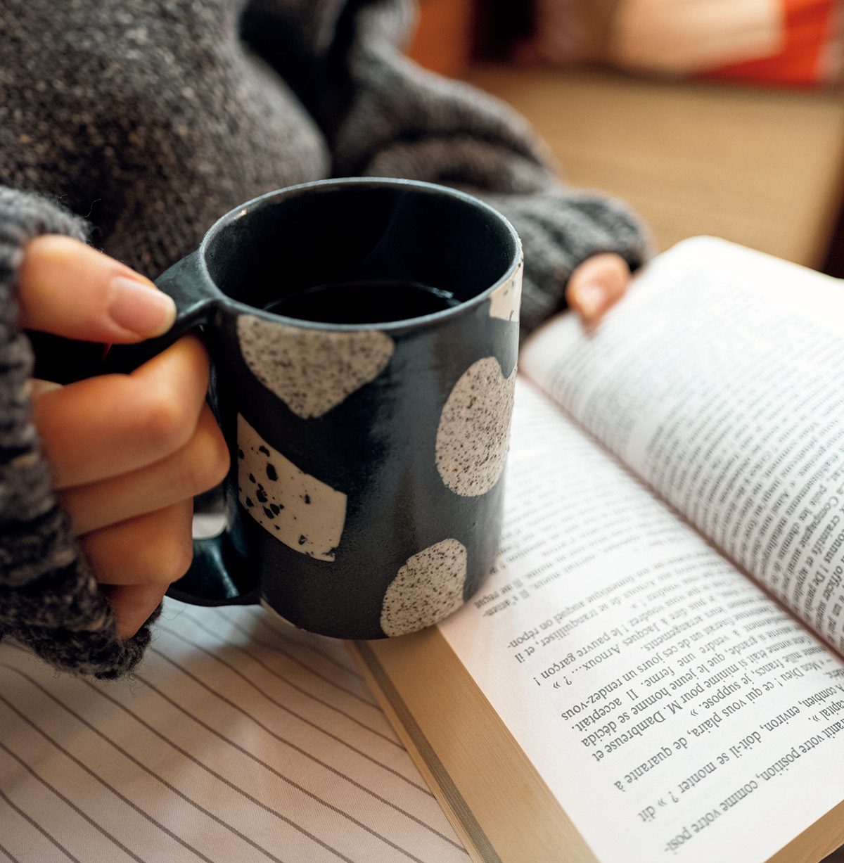 東京・代々木八幡の『オウチノ道具』で見つけた、小石のモチーフが目を引くマグカップ。