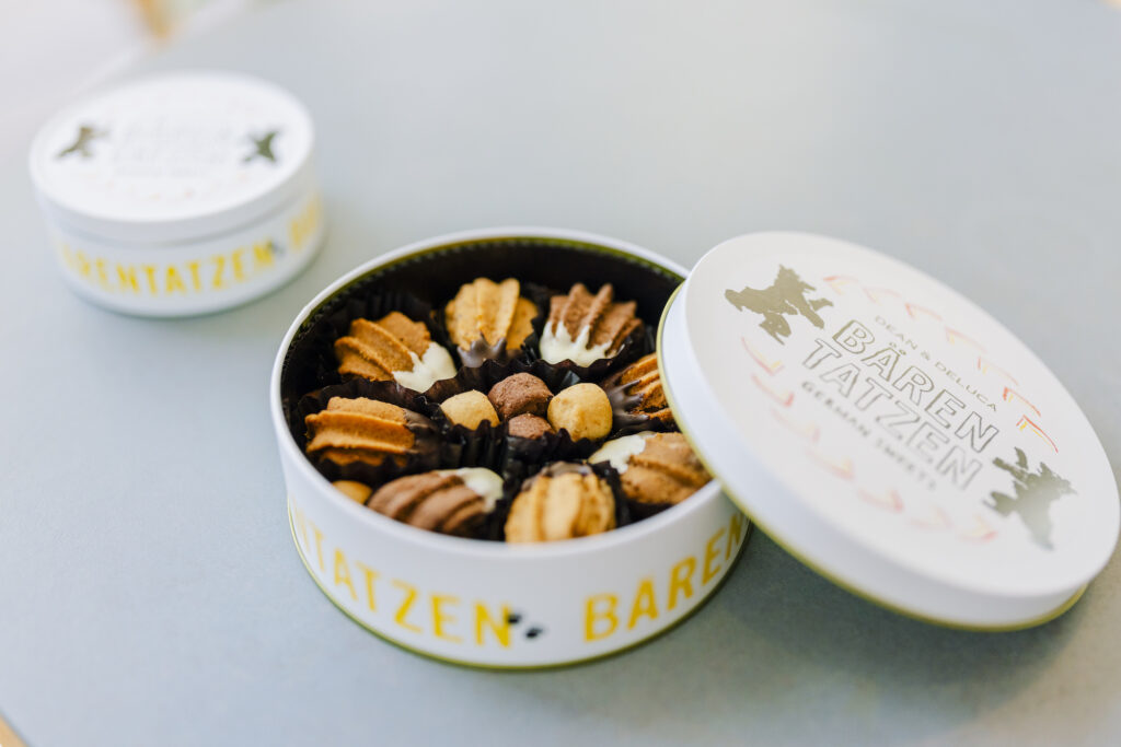 IMG_8449 | 〈DEAN & DELUCA〉と福田さんが手がけた「ベーレンタッツェン」。「くまの手」モチーフのクッキー4種類が入っていて、MとSの2サイズ展開。