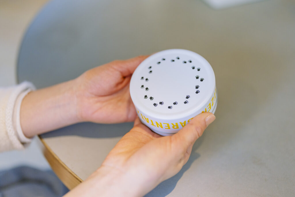 IMG_8453 | Sサイズの缶には、裏側にくまの手形があしらわれている。