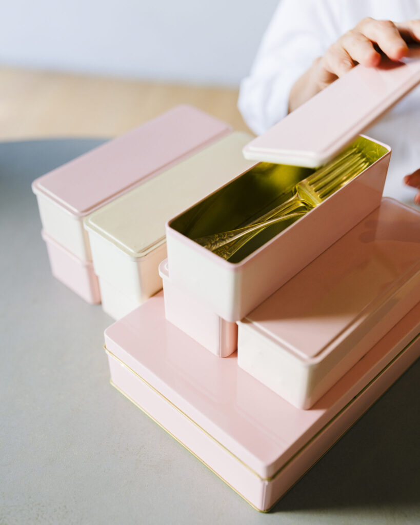 IMG_8390 | 福田さんが少しずつ集めてきた東京・半蔵門『村上開新堂』のクッキー缶。大きい方は会員限定の商品なので入手困難だが、小さい方のクッキー缶はお店の一角に併設された『山本道子の店』で誰でも購入できるそう。