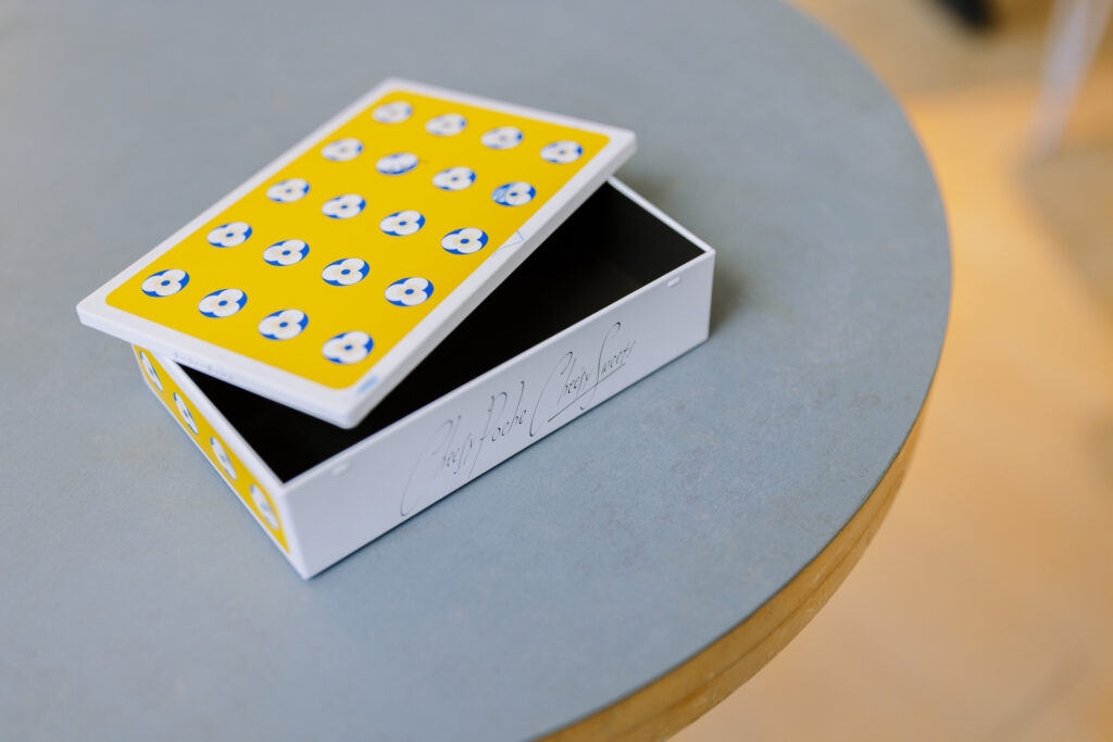 IMG_8416 | 富山のZAXFOX菓子研究所とクリエイティブユニットKIGI、福田さんのコラボレーションによって生まれた「チージィーポッシュ」。花のモチーフがちりばめられている中にネズミや猫が隠れている、遊び心のあるデザイン。