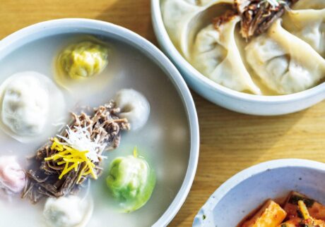 優しい味わいの手作りマンドゥを景色とともに楽しめる。付岩洞の「紫霞ソンマンドゥ」。家族で受け継ぐ、ソウルフルな名店。 | 上は餃子入りスープ、下は餅入り餃子スープ各20,000Ｗ。餅は小さな雪だるま形の開城（ケソン）式。餃子は、ほうれん草、ビーツ、人参で色づけ。おかずのキムチと。