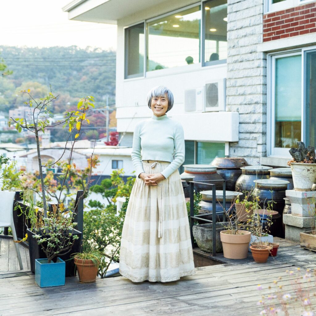 優しい味わいの手作りマンドゥを景色とともに楽しめる。付岩洞の「紫霞ソンマンドゥ」。家族で受け継ぐ、ソウルフルな名店。 | この屋敷の主でもある店主のパクさん。後ろに見えるのが醤油甕。 優しい味わいの手作りマンドゥを景色とともに楽しめる。付岩洞の「紫霞ソンマンドゥ」。家族で受け継ぐ、ソウルフルな名店。 | この屋敷の主でもある店主のパクさん。後ろに見えるのが醤油甕。