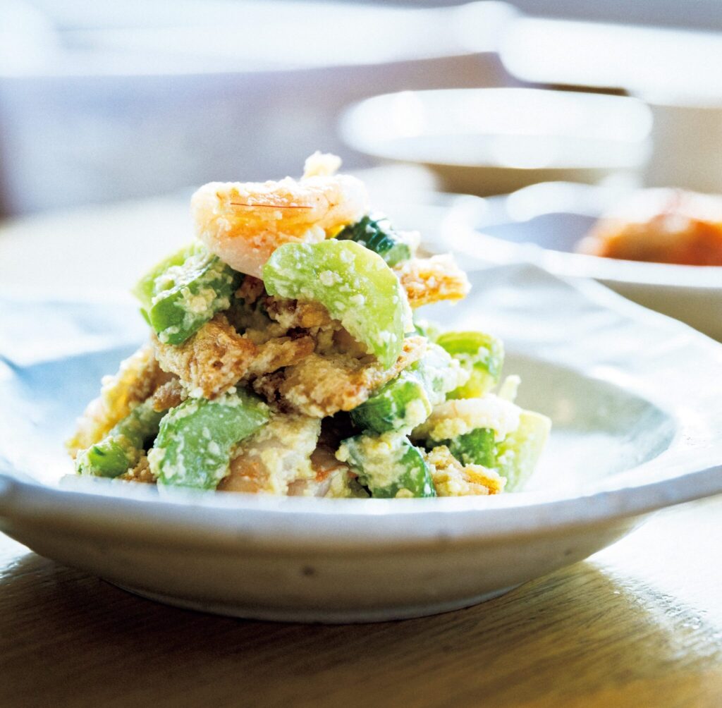 優しい味わいの手作りマンドゥを景色とともに楽しめる。付岩洞の「紫霞ソンマンドゥ」。家族で受け継ぐ、ソウルフルな名店。 | スペシャリテでもあるジャハ冷菜(小)35,000W。もち米粉をつけてじっくり揚げたつる人参、えび、きゅうりを松の実で和えたもの。松の実の皮をむくのは祖母亡き後、店主の役目に。 優しい味わいの手作りマンドゥを景色とともに楽しめる。付岩洞の「紫霞ソンマンドゥ」。家族で受け継ぐ、ソウルフルな名店。 | スペシャリテでもあるジャハ冷菜(小)35,000W。もち米粉をつけてじっくり揚げたつる人参、えび、きゅうりを松の実で和えたもの。松の実の皮をむくのは祖母亡き後、店主の役目に。