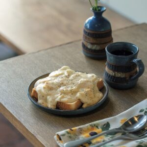 東京・池ノ上のブランチの専門店『ロジーン』で、アメリカの朝の味を楽しむ。トーストの上には、ゆで卵とモッツァレラチーズ入りのホワイトソースがたっぷり。仕上げは胡椒をピリッときかせて。このエッググープ、店主姉弟が、子どもと音楽が大好きなグランマから受け継いだレシピからの朝食メニュー。カンザスの食卓そのままの素朴さが魅力だ。他にアメリカではおやつによく食べるという、チェダーチーズがこぼれるグリルドチーズとトマトスープもこの店の人気メニュー。家族の愛に溢れた空間で、その一員になったような温かさを感じられるはず。 | トーストの上には、ゆで卵とモッツァレラチーズ入りのホワイトソースがたっぷり。仕上げは胡椒をピリッときかせて。このエッググープ、店主姉弟が、子どもと音楽が大好きなグランマから受け継いだレシピからの朝食メニュー。カンザスの食卓そのままの素朴さが魅力だ。他にアメリカではおやつによく食べるという、チェダーチーズがこぼれるグリルドチーズとトマトスープもこの店の人気メニュー。家族の愛に溢れた空間で、その一員になったような温かさを感じられるはず。