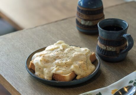 東京・池ノ上のブランチの専門店『ロジーン』で、アメリカの朝の味を楽しむ。トーストの上には、ゆで卵とモッツァレラチーズ入りのホワイトソースがたっぷり。仕上げは胡椒をピリッときかせて。このエッググープ、店主姉弟が、子どもと音楽が大好きなグランマから受け継いだレシピからの朝食メニュー。カンザスの食卓そのままの素朴さが魅力だ。他にアメリカではおやつによく食べるという、チェダーチーズがこぼれるグリルドチーズとトマトスープもこの店の人気メニュー。家族の愛に溢れた空間で、その一員になったような温かさを感じられるはず。 | トーストの上には、ゆで卵とモッツァレラチーズ入りのホワイトソースがたっぷり。仕上げは胡椒をピリッときかせて。このエッググープ、店主姉弟が、子どもと音楽が大好きなグランマから受け継いだレシピからの朝食メニュー。カンザスの食卓そのままの素朴さが魅力だ。他にアメリカではおやつによく食べるという、チェダーチーズがこぼれるグリルドチーズとトマトスープもこの店の人気メニュー。家族の愛に溢れた空間で、その一員になったような温かさを感じられるはず。