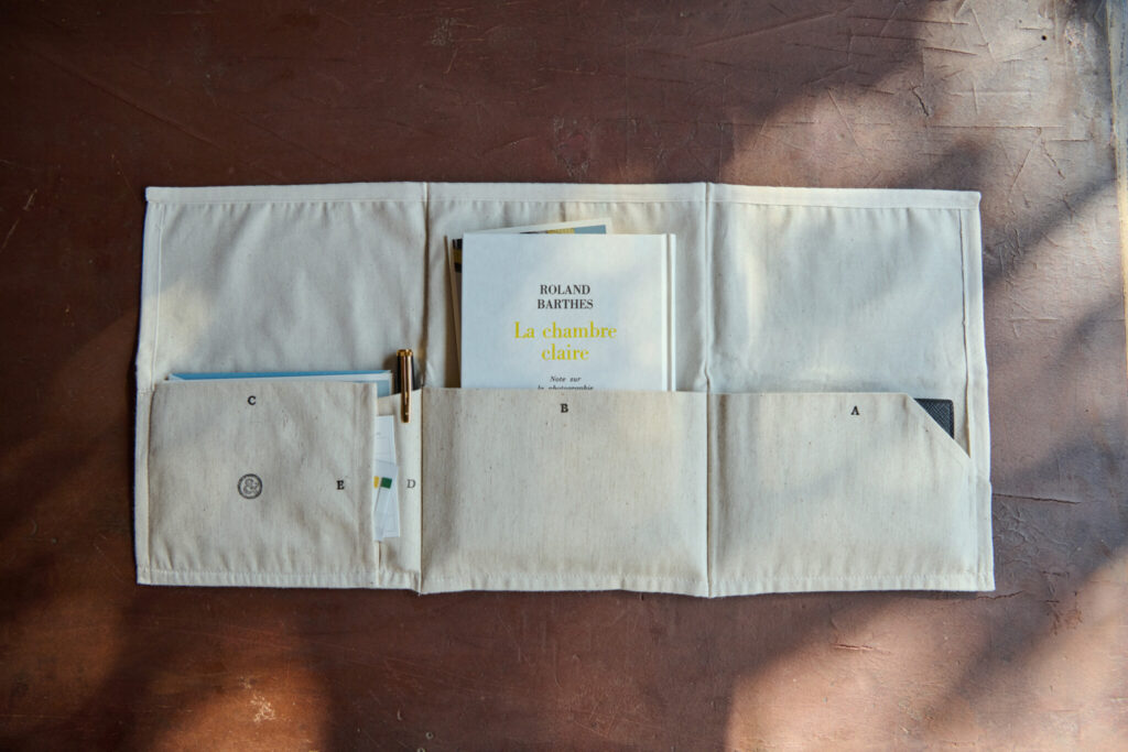 2026011614116 | 単行本は、縦向きに入れて三つ折り(約W19×H26cm)に。