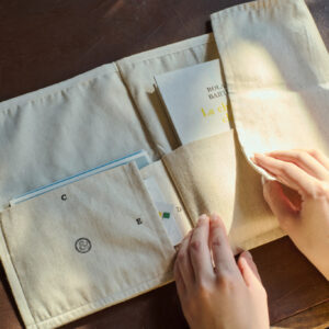 『アンド プレミアム』定期購読のスペシャル特典、〈ヤエカ〉とのダブルネーム「ブックポケット」ができあがりました。