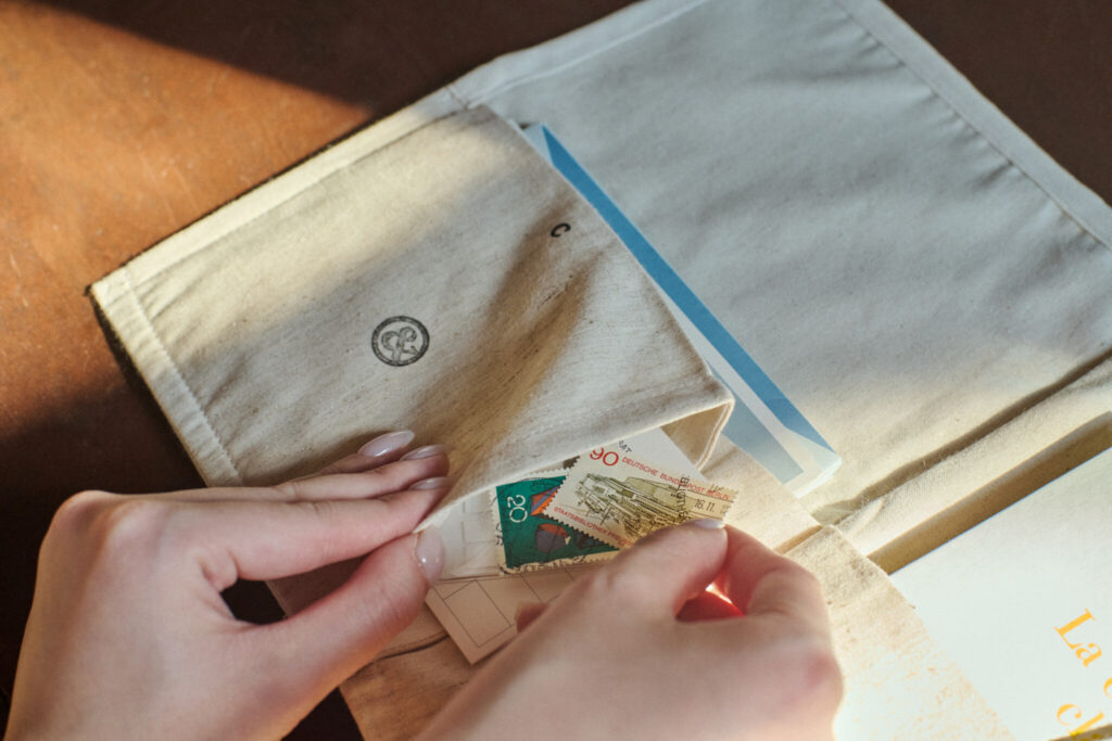 2026011614159 | 袋状のポケットには、切手や付箋などの小物類を。