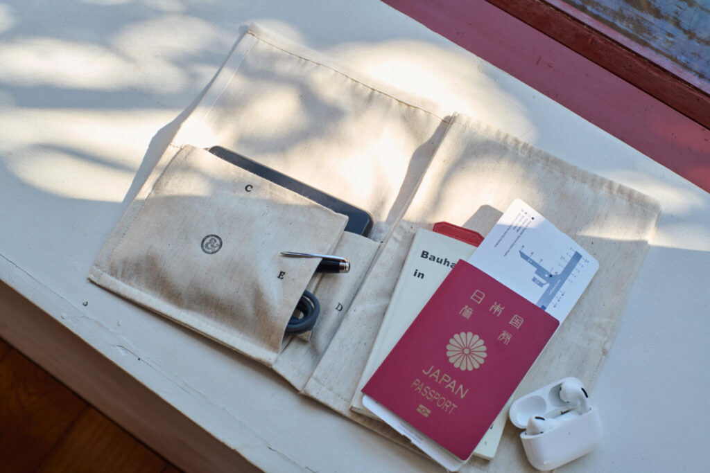 2026011614166 | パスポートや搭乗券、モバイルバッテリーなどを入れれば、旅行用のポーチにも。