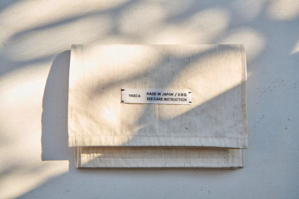 2026011614189 | 漂白をせず、素材の色を生かした自然な風合い。シンプルなブランドタグがアクセントに。