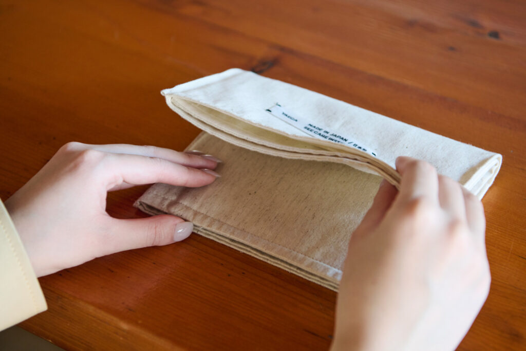 2026011614241 | 文庫本なら横向きにセットし、さらにコンパクト(約W19×H14cm)にたためます。