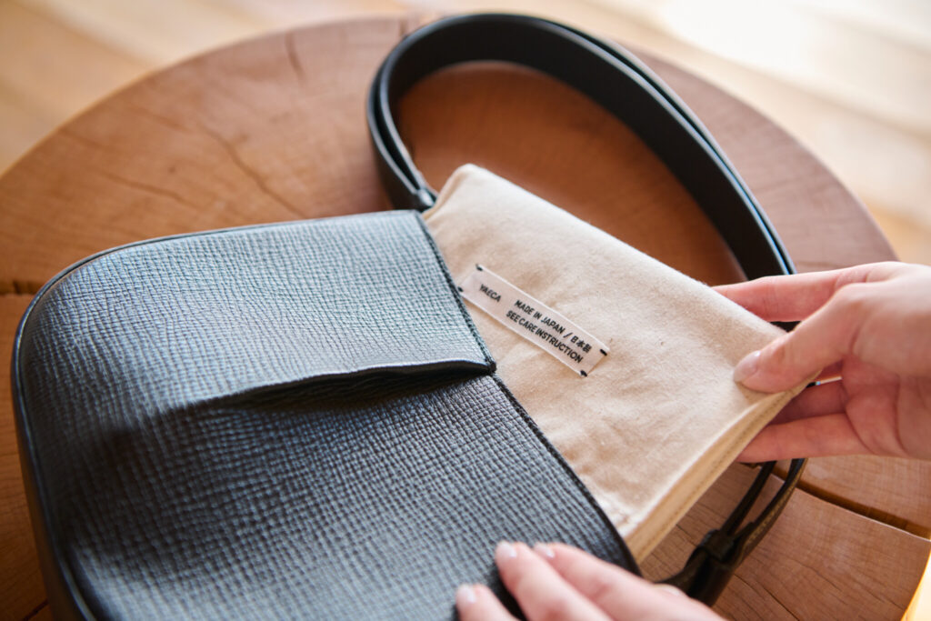 2026011614253 | 小ぶりなバッグにもすっぽりと収まる、ミニマムなデザイン。