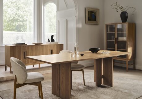 1 暮らしに寄り添う、現在進行形のデンマークデザイン。『BoConcept』から登場した、〈atelier axo〉 ダイニングコレクション。