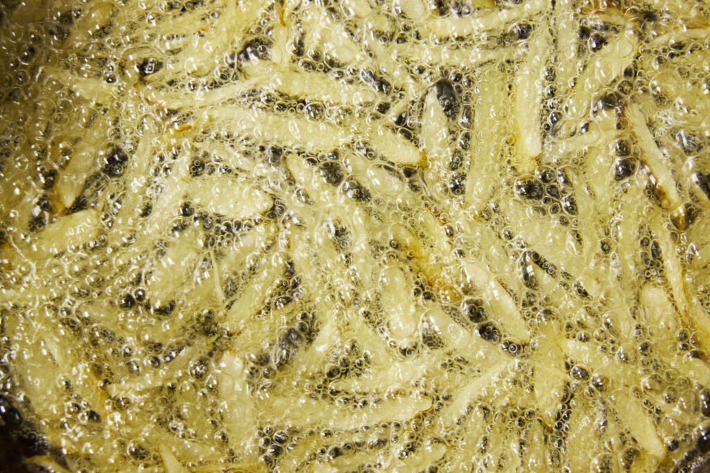 5 春菊と豆苗の揚げごぼうナムル おべんと屋さん〈75foods〉吉森なな子のレシピ帖 #7 | ゴボウはカリカリとしてくるまで揚げる。