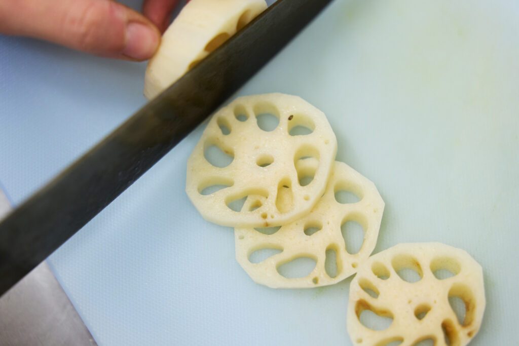 3 蓮根のあおさ揚げ おべんと屋さん〈75foods〉吉森なな子のレシピ帖 #7 | 蓮根の厚さはこれくらいです。副菜らしく軽いボリューム感に。