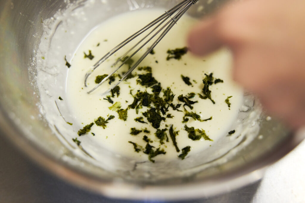 4 蓮根のあおさ揚げ おべんと屋さん〈75foods〉吉森なな子のレシピ帖 #7 | 衣はベーシックな作り方に、あおさをドサッと入れるのみ。