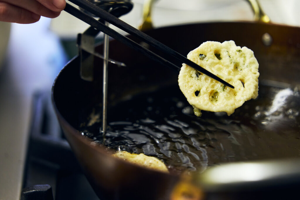 6 蓮根のあおさ揚げ おべんと屋さん〈75foods〉吉森なな子のレシピ帖 #7 | 揚げ上がりはこんな様子です。