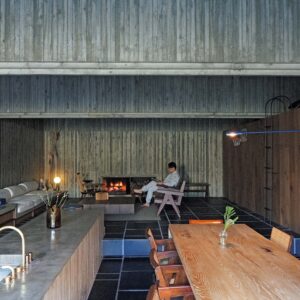 PC010032 | 建築家・谷尻誠さんの自邸。洞窟のような奥行きのあるつくりで、自然光
の入り方、炎や照明の使い方によって、陰影がコントロールされている。